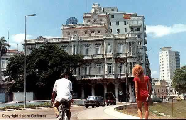 Cubanos ante la Embajada Espaola